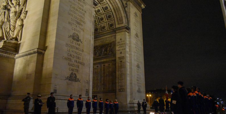 Moment de recueillement autour de la Flamme du Soldat inconnu.