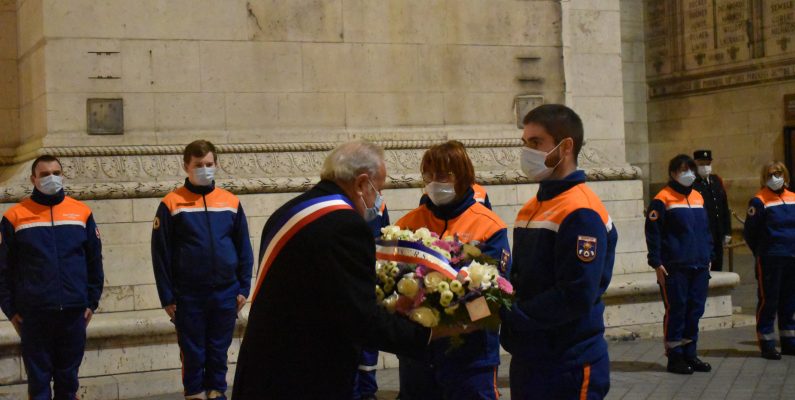 Le maire de Villennes-Sur-Seine, Jean-Pierre LAIGNEAU dépose la gerbe de fleurs avec les secouristes de la Protection Civile.