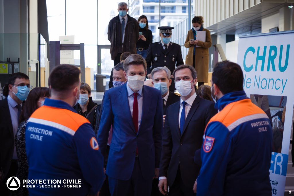 Olivier Véran visite un centre de vaccination tenu par la Protection Civile