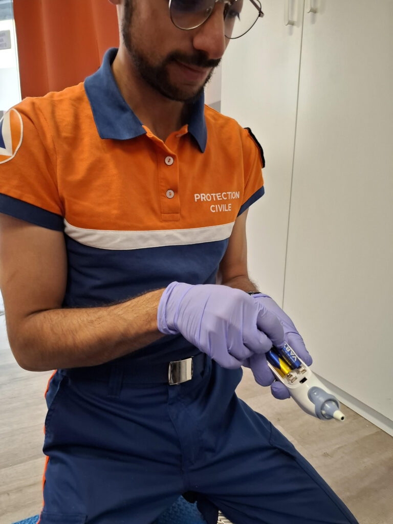 28 Secouriste qui utilise les piles VARTA