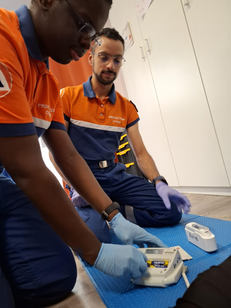 34 Secouriste qui utilise des piles VARTA