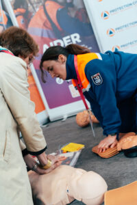 Gestes de secours sur un mannequin de la Protection Civile lors du salon des séniors 2026