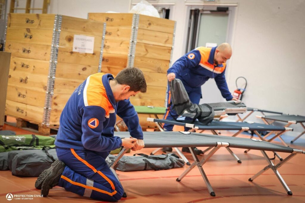 Montage d'un centre d'Hébergement d'Urgence pendant la canicule