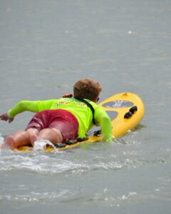 Sauvetage en mer avec une planche