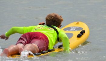 Sauvetage en mer avec une planche