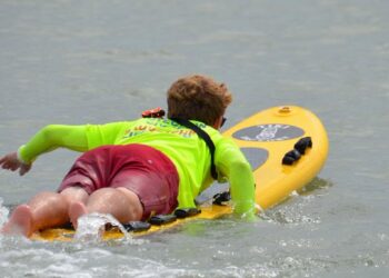 Sauvetage en mer avec une planche