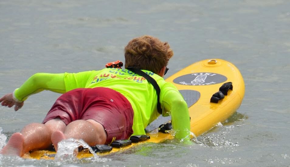 Sauvetage en mer avec une planche
