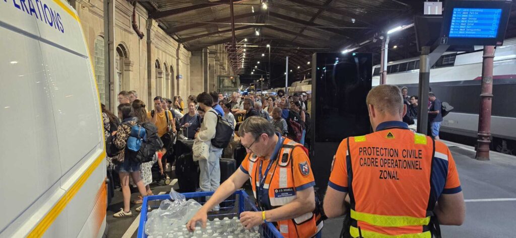 évacuation train SNCF avec distribution d'eau