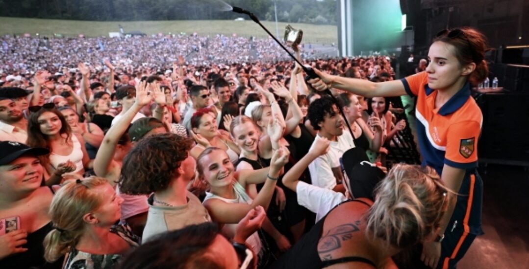 Distribution d'eau lors de la fête de la musique pendant la canicule