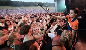 Distribution d'eau lors de la fête de la musique pendant la canicule